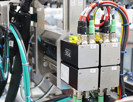 Automatische Einstellung des Leimauftragsmoduls in der Kartonklebung mit Positioniersystemen PSE von halstrup-walcher