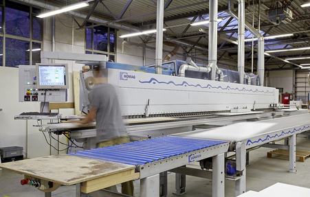 Die Kantenanleimmaschine von HOMAG, seit vielen Jahren im einwandfreien Einsatz bei Becherer.